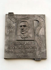 Adolfo Šapokos bareljefas. Nuotrauka Mazylis Media