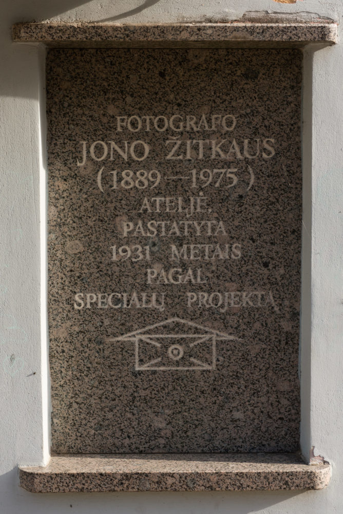 Atminimo lenta Jono Žitkaus fotoateljė įamžinti. Nuotrauka Mazylis Media