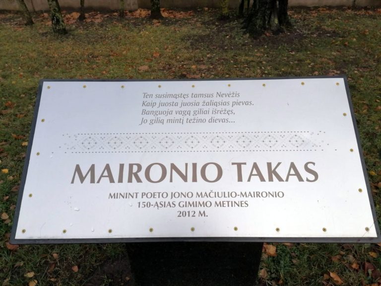 Atminimo lenta Jonui Mačiuliui-Maironiui. Nuotrauka Astos Rimkūnienės