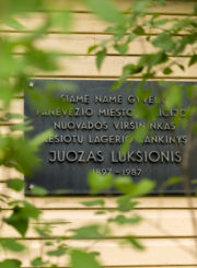 Atminimo lenta Juozui Lukšioniui. Nuotrauka Mazylis Media