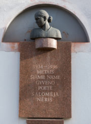 Paminklinis ženklas Salomėjai Nėriai. Nuotrauka Mazylis Media