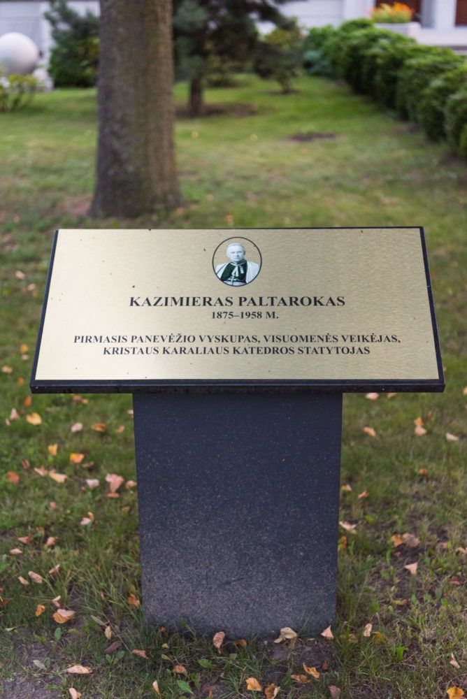 Informacinė lenta, žyminti vyskupo Kazimiero Paltaroko gatvę. Nuotrauka Mazylis Media