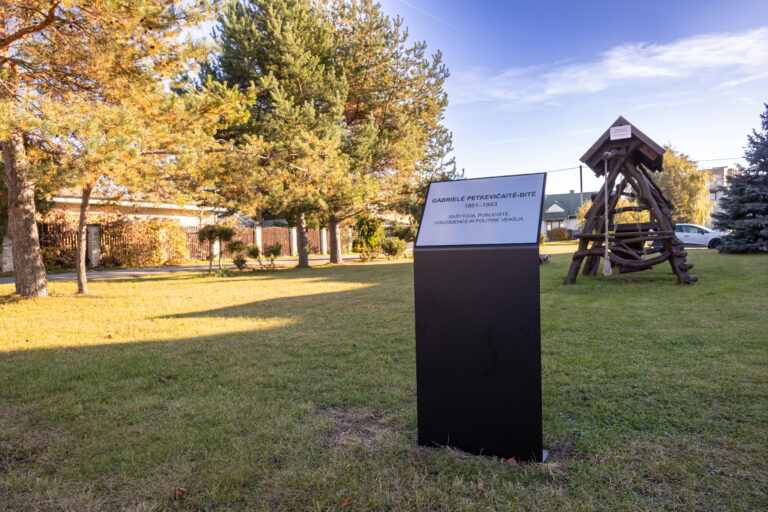Informacinė lenta, žyminti rašytojos G. Petkevičaitės-Bitės gatvę. Gintaro Lukoševičiaus nuotrauka. 2025 m.