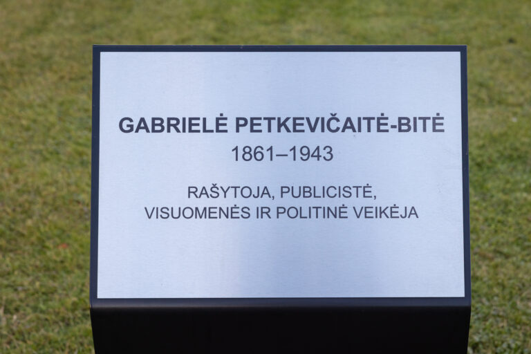 Informacinė lenta, žyminti rašytojos G. Petkevičaitės-Bitės gatvę. Gintaro Lukoševičiaus nuotrauka. 2025 m.