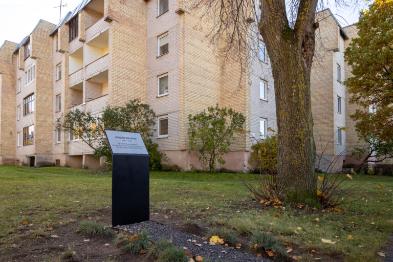 Informacinė lenta, žyminti Juozo Zikaro gatvę. Gintaro Lukoševičiaus nuotrauka. 2025 m.