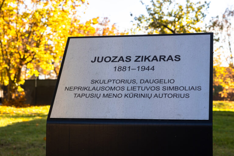 Informacinė lenta, žyminti Juozo Zikaro gatvę. Gintaro Lukoševičiaus nuotrauka. 2025 m.