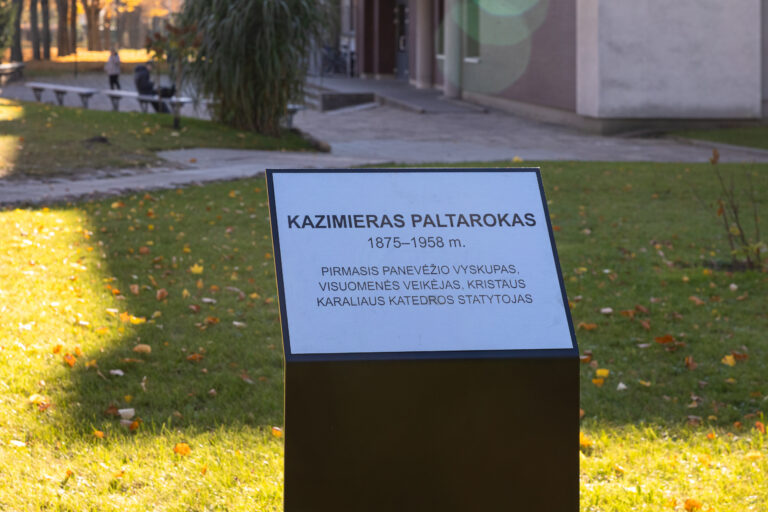 Informacinė lenta, žyminti vyskupo Kazimiero Paltaroko gatvę. Gintaro Lukoševičiaus nuotrauka. 2025 m.