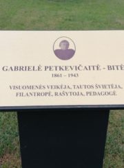 Informacinė lenta, žyminti rašytojos G. Petkevičaitės-Bitės gatvę. Astos Rimkūnienės nuotrauka. 2020 m.