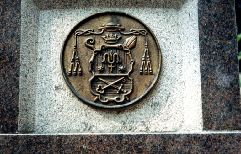 Paminklinio ženklo Kazimierui Paltarokui bronzos medalionas – vyskupo asmeninis herbas. Nuotrauka Vido Žigo. 1995 m.