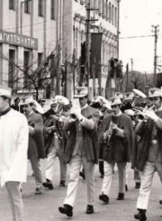 Panevėžio „Ekrano“ gamyklos pučiamųjų instrumentų orkestras sovietinėje demonstracijoje. Priekyje – orkestro vadovas Donatas Baltrūnas. XX a. 8 deš. Nuotrauka iš Panevėžio kraštotyros muziejaus rinkinių