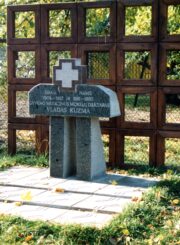 Paminklinis ženklas Vladui Kuzmai. Vido Žigo nuotrauka. 1996 m.