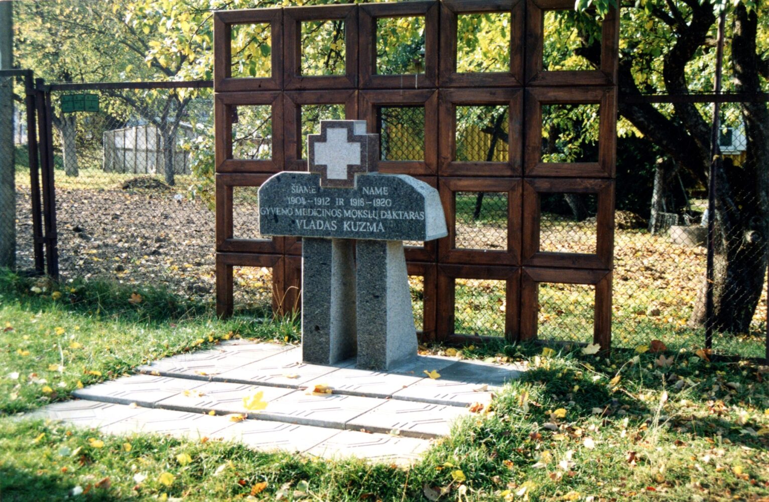 Paminklinis ženklas Vladui Kuzmai. Vido Žigo nuotrauka. 1996 m.