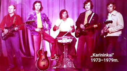„Karininkai“ 1973–1979 m. Iš kairės: a.a. Viktoras Chalavčiukovas – solinė gitara, vokalas; Zenonas Laureckas – ritminė gitara, vokalas; Česlovas Kairys – mušamieji, vokalas; Algis Gruodis – bosinė gitara; Vacys Vainauskas – fleita, vargonai-jonika