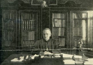 J. E. vyskupas Kazimieras Paltarokas darbo kabinete. Iš „Panevėžio garsas“. 1935, spal. 22, p. 1