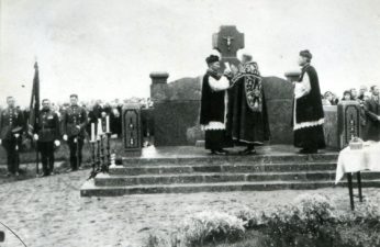 Nepriklausomybės paskelbimo 10-mečiui pastatyto paminklo savanoriams šventinimas Panevėžio Kristaus Karaliaus katedros kapinėse. 1930 m. PAVB F76-49