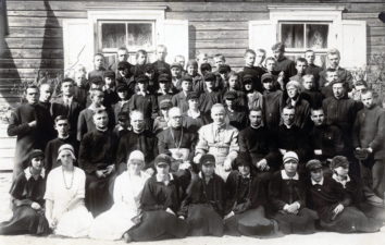 Vyskupas Kazimieras Paltarokas su kunigais ir Ramygalos gimnazijos moksleiviais. 1931.08.18. PAVB F68-203