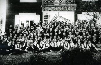 Pavasarininkai su vyskupu Kazimieru Paltaroku ir kitais dvasininkais prie vyskupo namo Panevėžyje. Apie 1932 m. PAVB F76-51