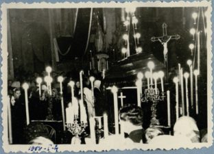 Vyskupo Kazimiero Paltaroko karstas Vilniaus Šv. Teresės bažnyčioje. 1958.01.04. VKPA