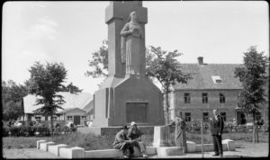 Biržiečių atkastas 1946 m. sovietų susprogdintas skulptoriaus Roberto Antinio paminklas „Žuvusiems už Lietuvos nepriklausomybę“. Nuotrauka / skulpt. Robertas Antinis]. - Biržai, 1988.09.29. PAVB F9-1548