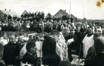 Vyskupas Kazimieras Paltarokas Subačiuje. Fotogr. P. Šinskio. XX a. 3–4 deš. PKM GEK 31397. F 9571