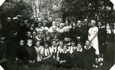 Panevėžio ateitininkų grupė pas vyskupą Kazimierą Paltaroką. Fotogr. P. Šinskio. XX a. 4 deš. PKM GEK 24454. F 6405