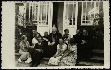 Vyskupas Kazimieras Paltarokas su Rokiškio moksleiviais ir kunigais. XX a. 4 deš. VKPA