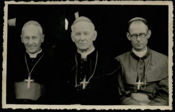 Vyskupas Kazimieras Paltarokas su konsekruotais vyskupais Petru Maželiu (kairėje) ir Julijonu Steponavičiumi (dešinėje). Panevėžys. 1955.09.11. VKPA