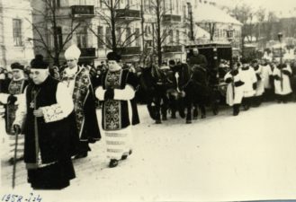 Vyskupo Kazimiero Paltaroko laidotuvių eisena Vilniaus gatvėmis. 1958.01.04. VKPA