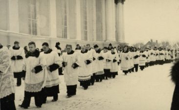 Vyskupo Kazimiero Paltaroko laidotuvių eisena Panevėžyje. 1958.01.07. VKPA