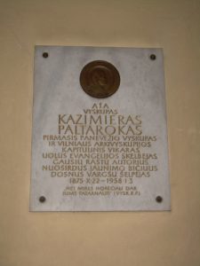 Paminklinė lenta vyskupui K. Paltarokui Šeduvos Šv. Kryžiaus atradimo bažnyčioje. Nuotrauka iš https://lt.wikipedia.org/wiki/Kazimieras_Paltarokas