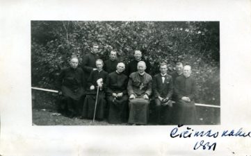 Vyskupas Kazimieras Paltarokas su grupe dvasininkų ant Čičinsko kalno (Panevėžio r.). 1931 m. PVKA