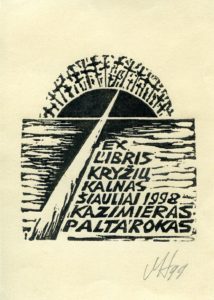 „Ex libris Kryžių kalnas. Šiauliai 1998. Kazimieras Paltarokas.“ Aut. H. Mazūras. Panevėžys, 7,5 x 7 cm. X3. 1999 m. PAVB F90-116
