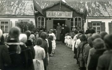 Biržiečiai pasitinka vyskupą Kazimierą Paltaroką. Fotogr. P. Ločerio. 1934 m. PVKA