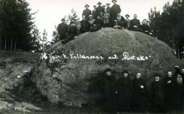 Vyskupas Kazimieras Paltarokas su grupe asmenų ant Puntuko akmens (Anykščių r.). Apie 1930–1935 m. PVKA