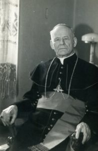 Vyskupas Kazimieras Paltarokas darbo kabinete 1957 m. pavasarį. Vilnius. PAVB F12-378