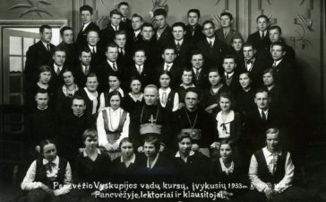 Panevėžio vyskupijos vadų kursų, įvykusių 1933.11.15–12.15 Panevėžyje lektoriai ir klausytojai. Fotogr. J. Žitkaus. PAVB F140