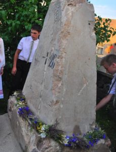 Lietuvos Nepriklausomybei paminėti, 1928 m. pastatytas paminklas 1964 m. buvo nugriautas, o jo vietoje Atgimimo laikotarpiu pastatytas naujas. 2012 m. kasant žemę atsitiktinai atrastas nugriautasis paminklas, kuris šiuo metu stovi Upytės šv. Karolio Boromiejaus bažnyčios šventoriuje.