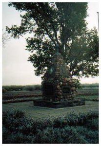 Paminklas, Vyčių kaimo gyventojams, 1919 m. savanoriams, atminti.  Vyčiai, Panevėžio r., 1991