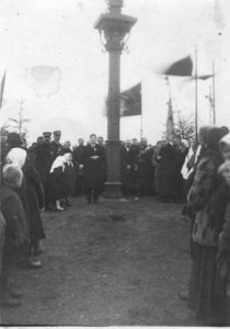 Paįstrio koplytstulpis. Nuotrauka iš Panevėžio Švč. Trejybės rektorato archyvo. Paįstrys (Panevėžio raj.), 1928