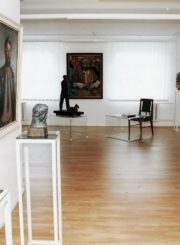 Pirmoji paroda Juozo Miltinio palikimo studijų centro ekspozicijų salėje. 1998 m. S. Saladūno nuotr.