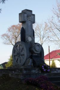 Antkapinis paminklas artilerijos karininkui, žuvusiam už Lietuvos nepriklausomybę Jonui Stapulioniui (1896–1920) yra Joniškėlio senosiose kapinėse. Nuotraukos iš Pasvalio Mariaus Katiliškio viešosios bibliotekos Krašto kultūros dokumentavimo centro fondų.