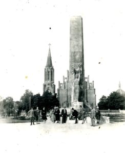 Rokiškio miesto paminklas, skirtas Lietuvos Nepriklausomybės 10-mečiui paminėti (1918- 1928 m.), atidengtas 1931 m. [Fotogr. P. Šinkūnas]. 1931 m.