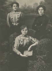 Pedagogė Salomėja Stakauskaitė su seserimis Paulina Liepaite (vėliau Bizauskienė) ir M. Liepaite. [Panevėžys. Apie 1915-1918 m.] .Nuotrauka iš Kristupo Šidlausko asmeninio archyvo