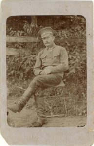 Antanas Krasauskas Krukenbeck dvaro sode. Pavienė nuotrauka.bKrukenbeck (Vokietija), 1916. PAVB F83-16