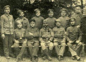 Belaisvių grupė Traun mieste Austrijoje apie 1916 m. P. Mažylis sėdi 2-as iš kairės. Iš Mažylis P. Nelaisvės kelias : (1914-1919 m. atsiminimai). Kaunas, 1931, p. 19