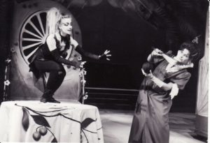 S. Prokofjeva, I. Tokmakova „Čipolinas ir jo draugai“ (rež. G. Černiauskas), 1986 m. Eleonora Koriznaitė – Romoleta, nupiešta katė, Laima Mališauskaitė – Grafienė Vyšnia. Fotogr. Kazimiero Vitkaus. PAVB FKV-252/3-1