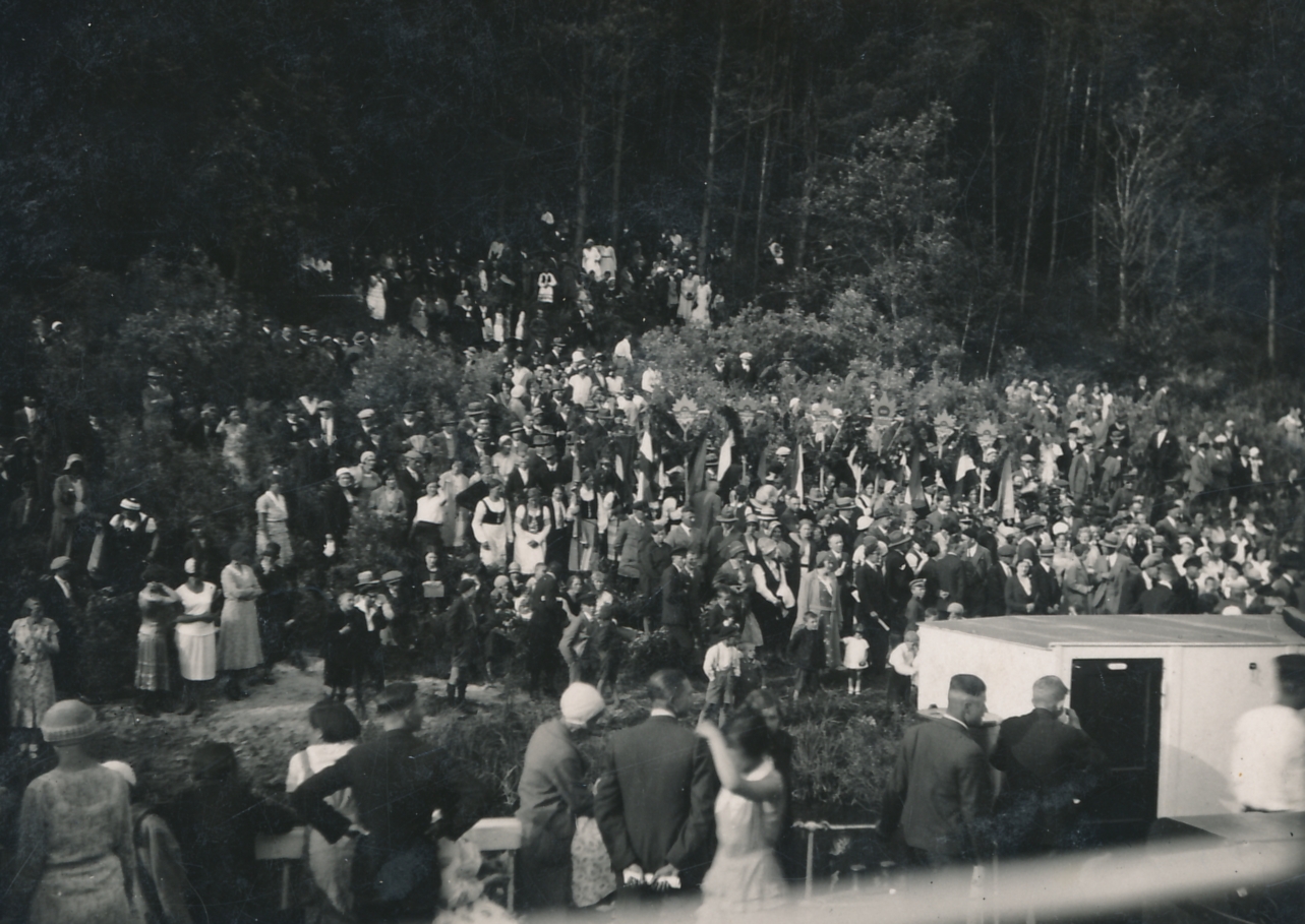 Joninių šventė ant Rambyno kalno. 1932 m. Panevėžio apskrities Gabrielės Petkevičaitės-Bitės viešoji biblioteka, Vytauto ir Silvijos Vilkončių šeimos fondas F154-249