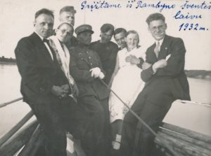 Mokytojas Bronislovas Žiaunys (kairėje) su kolegomis laivu grįžta iš Joninių šventės ant Rambyno kalno. 1932 m.  Panevėžio apskrities Gabrielės Petkevičaitės-Bitės viešoji biblioteka, Vytauto ir Silvijos Vilkončių šeimos fondas F154-221