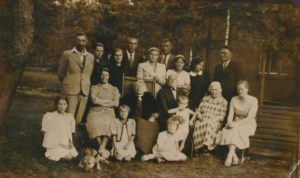 Gabrielė Petkevičaitė-Bitė, Marija Galiauskaitė, pedagogai Juozas ir Felicija Sideravičiai, pedagogė Filomena Janušauskienė su vaikais ir kiti asmenys Berčiūnų kurorte. 1938 m. Panevėžio apskrities Gabrielės Petkevičaitės-Bitės viešoji biblioteka, Pavienių rankraščių fondas F8-752