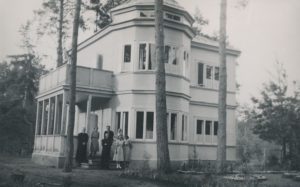 Vyskupas Kazimieras Paltarokas, kunigas Povilas Šidlauskas, Juozas ir Sofija Barisai ir kiti asmenys prie vyskupo K. Paltaroko vilos Berčiūnuose. Panevėžys. XX a. 4 deš. Panevėžio apskrities Gabrielės Petkevičaitės-Bitės viešosios bibliotekos skaitmeninis archyvas, kopija iš Kristupo Šidlausko asmeninio archyvo